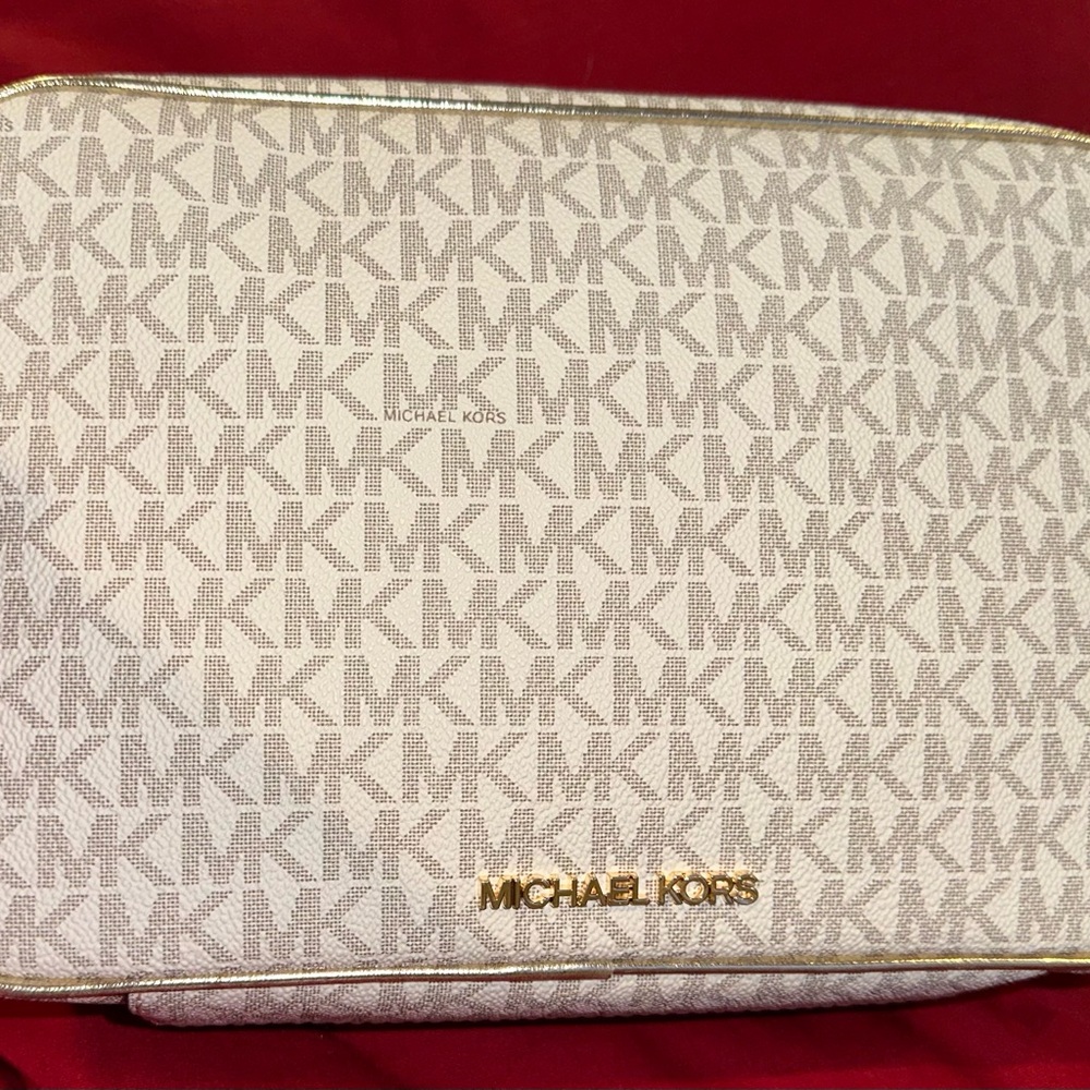 NWT MICHAEL KORS JET SET TRAVEL HANGING TOILETRY CASE. W/free makeup palette